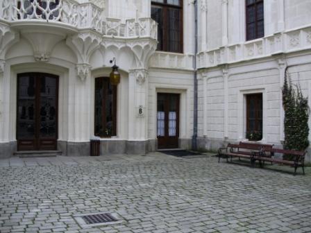Hluboká-nádvoří 003kompr.jpg