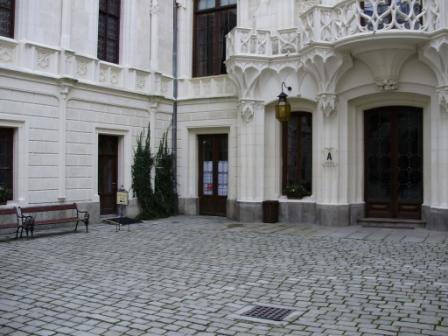 Hluboká-nádvoří 002kompr.jpg